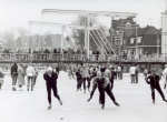 1963 Elfstedentocht Singelbrug.jpg